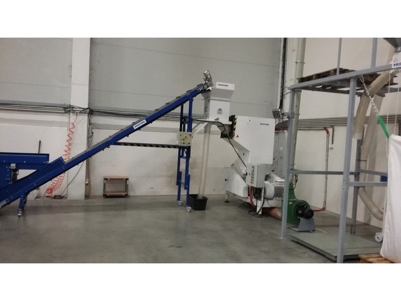 Belt conveyor with a magnetic separator