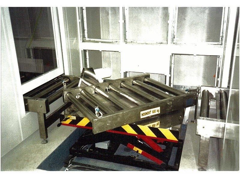 Automated roller conveyor