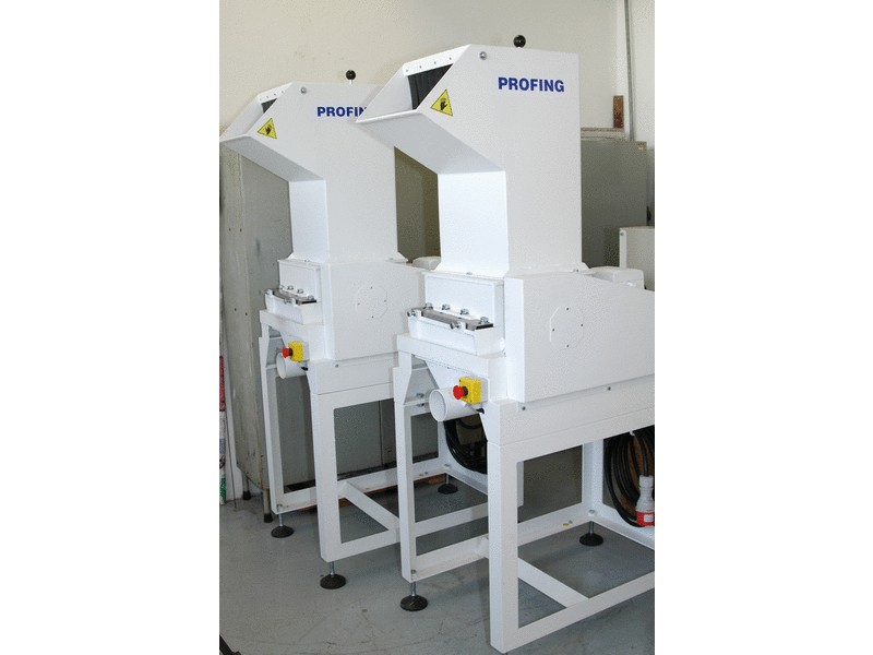 Plastic shredder with a discharge hopper for extraction